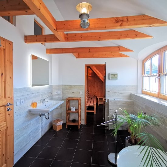 Ferienhaus »Haus anno 1750« - Das Bad im Dachgeschoss mit Sauna